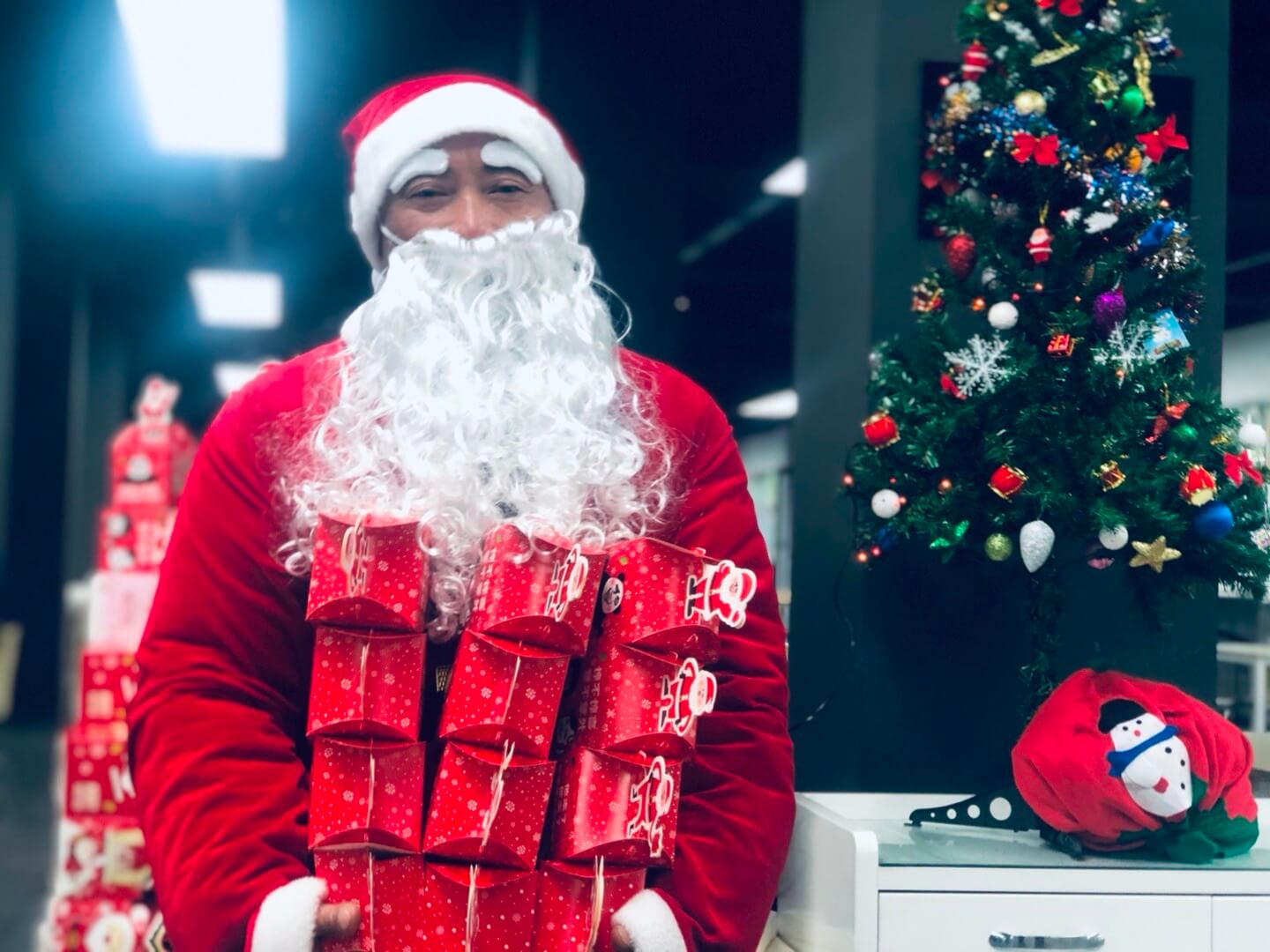 Santa gibt Geschenke an Unternehmen